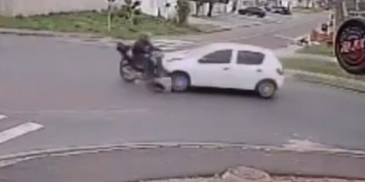 Carro corta na frente de motociclista e provoca acidente assustador na RMC, veja o vídeo