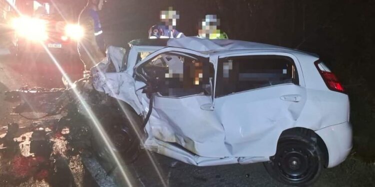 Colisão frontal deixa três mortos e um ferido grave no litoral do Paraná