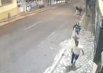 Jovem tenta fugir de assaltantes no centro de Curitiba, é agredido e cai inconsciente no meio da rua, veja o vídeo