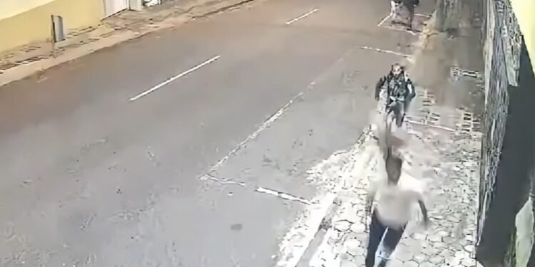 Jovem tenta fugir de assaltantes no centro de Curitiba, é agredido e cai inconsciente no meio da rua, veja o vídeo
