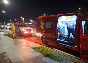 Homem é socorrido em estado grave após ter chave de fenda cravada no pescoço em Curitiba