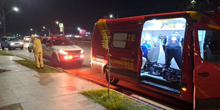 Homem é socorrido em estado grave após ter chave de fenda cravada no pescoço em Curitiba