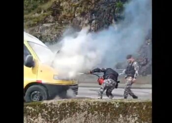 Policiais militares combatem incêndio e impedem que van seja destruída pelas chamas, veja o vídeo