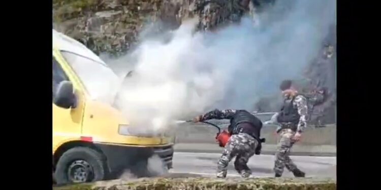 Policiais militares combatem incêndio e impedem que van seja destruída pelas chamas, veja o vídeo