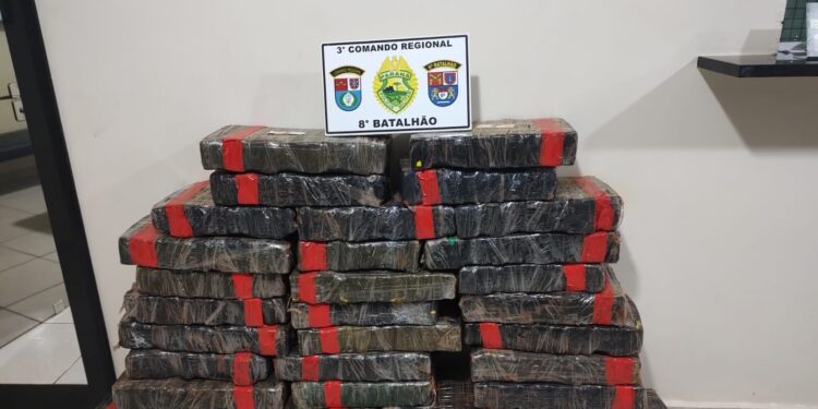 Polícia Militar do Paraná apreende maconha e recupera veículo