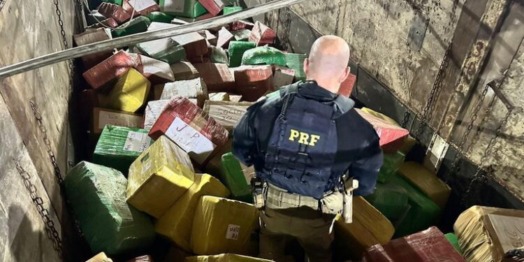 No Paraná, PRF realiza a maior apreensão de maconha do ano no Brasil