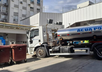 Caminhões-pipa de Curitiba já abastecem com água hospitais e postos de saúde no Rio Grande do Sul