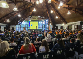 Jornalistas mirins participam de congresso internacional em Curitiba e fazem entrevistas