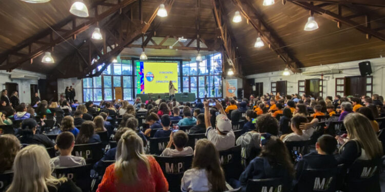 Jornalistas mirins participam de congresso internacional em Curitiba e fazem entrevistas