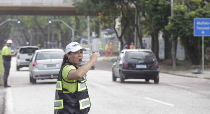 Com bloqueio parcial, trânsito na Avenida Victor Ferreira do Amaral é liberado nos dois sentidos
