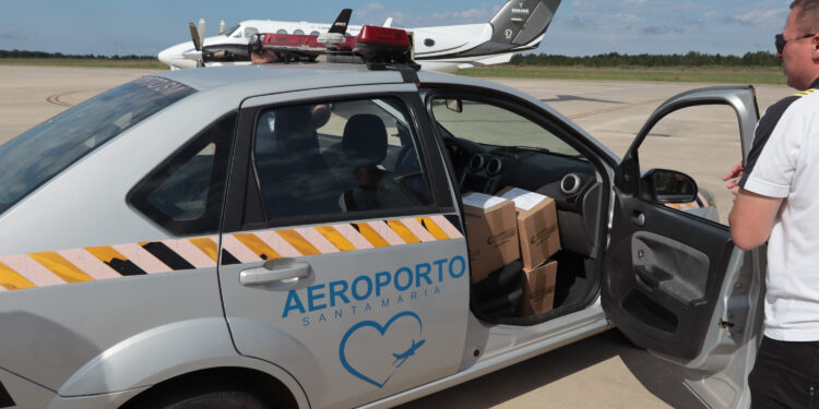 Avião da Casa Militar leva alimento especial para crianças internadas no Rio Grande do Sul