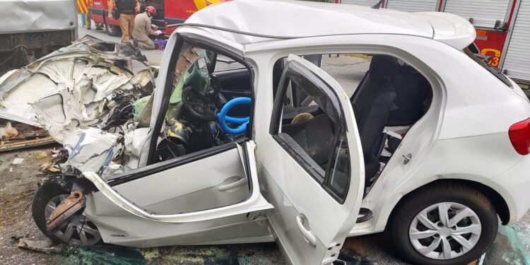 Colisão frontal entre carro e caminhão deixa três mortos no litoral do Paraná