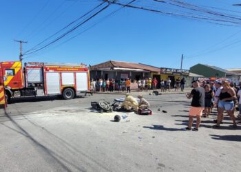 Motociclista tem corpo incendiado após moto explodir em colisão contra caminhão em Colombo