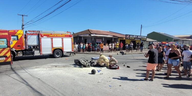 Motociclista tem corpo incendiado após moto explodir em colisão contra caminhão em Colombo