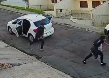 Câmera flagra criminosos correndo atrás de mulher em Curitiba, veja o vídeo