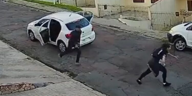 Câmera flagra criminosos correndo atrás de mulher em Curitiba, veja o vídeo