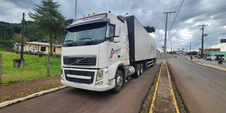 Carreta carregada de donativos para o Rio Grande do Sul é roubada em Curitiba e recuperada em Palmas, no Paraná