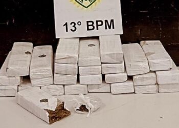 Policiais abordam veículo de aplicativo e encontram mala de passageira cheia de maconha