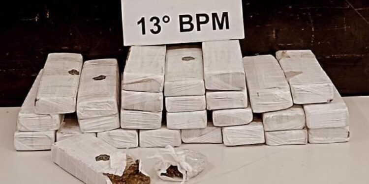 Policiais abordam veículo de aplicativo e encontram mala de passageira cheia de maconha