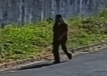 Polícia divulga imagem de criminoso que jogou ácido em jovem no Paraná; ele usava peruca loira, veja o vídeo