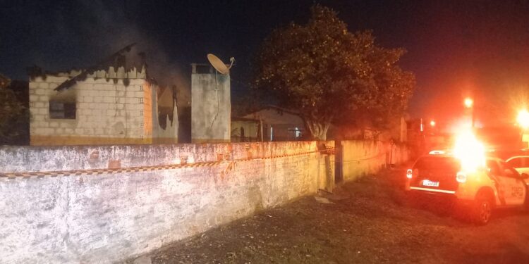 Casal de idosos morre em incêndio na região metropolitana de Curitiba