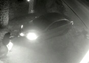 Câmera registrou criminoso levando chumbo durante roubo de carro na RMC, veja o vídeo