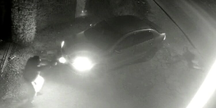 Câmera registrou criminoso levando chumbo durante roubo de carro na RMC, veja o vídeo