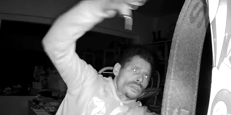 Polícia procura indivíduo que furtou comércio no centro de Curitiba, veja o vídeo