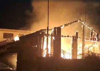 Incêndio destrói residência no Prado Velho em Curitiba