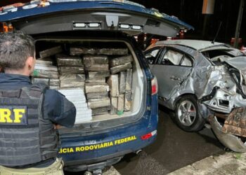 Traficante com carro roubado e com carregamento de meia tonelada de maconha capota carro e é preso pela PRF