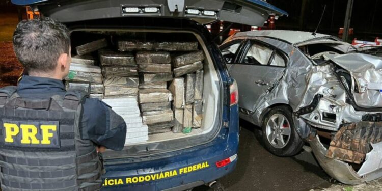 Traficante com carro roubado e com carregamento de meia tonelada de maconha capota carro e é preso pela PRF
