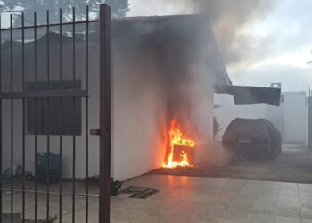 Fogo em baterias de motos elétricas provoca incêndio em residência, veja o vídeo