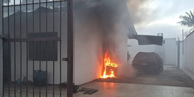 Fogo em baterias de motos elétricas provoca incêndio em residência, veja o vídeo