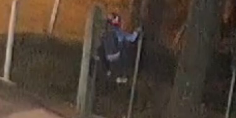 Criminoso com moto no alerta tenta fugir da PM e acaba indo em cana após cerco policial, veja o vídeo