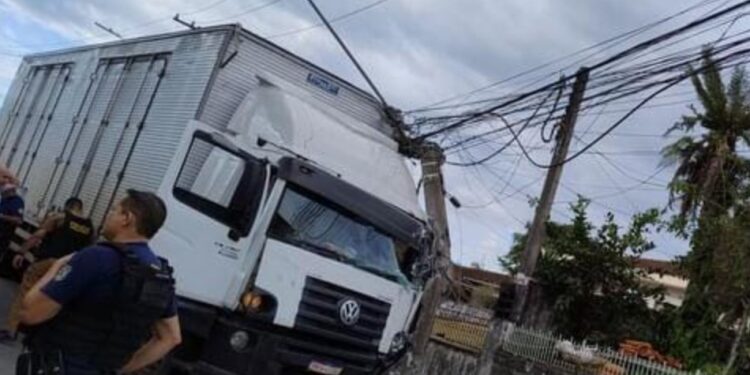 Motorista de caminhão passa reto em curva e mata mulher na calçada em Quatro Barras