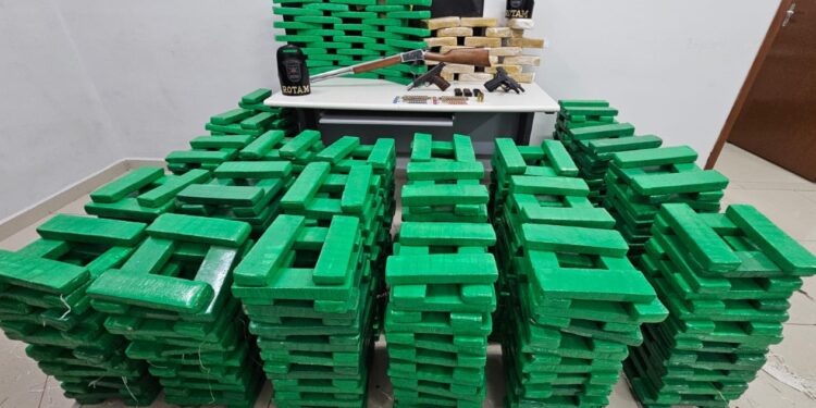 ROTAM aborda em Curitiba motorhome que levava carregamento milionário de drogas para o Rio de Janeiro