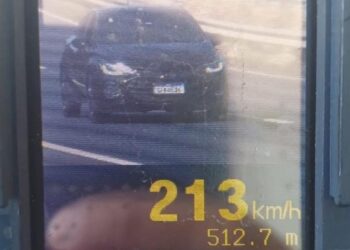 PRF flagra flagra veículo a 213 km/h na BR-376
