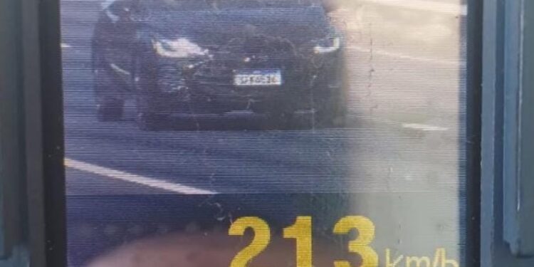 PRF flagra flagra veículo a 213 km/h na BR-376