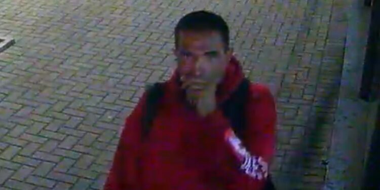 Câmeras registram ações criminosas no centro de Curitiba; uma das câmeras foi furtada