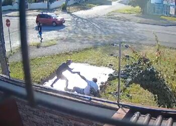 Polícia procura indivíduo que agrediu homem que reclamou de lixo jogado no chão; câmera registrou as agressões