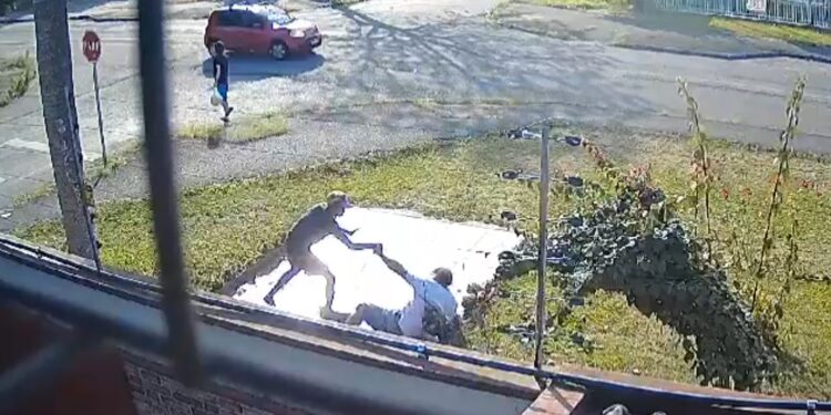 Polícia procura indivíduo que agrediu homem que reclamou de lixo jogado no chão; câmera registrou as agressões