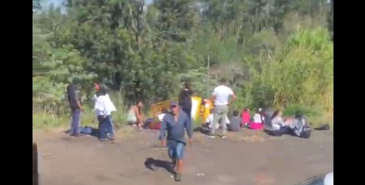 Acidente envolvendo carretas e ônibus escolar deixa 9 feridos na BR-376