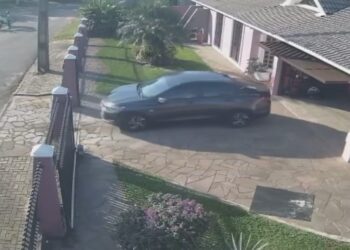 Criminosos em Ônix e moto fazem a limpa em residência no Umbará