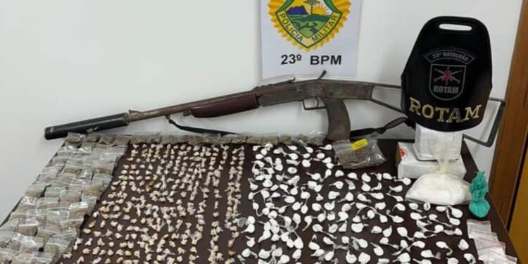 Ação da ROTAM resulta em apreensão de drogas, arma de fogo e prisão de trio