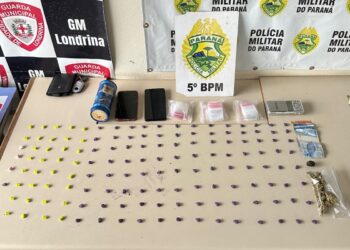 PM vai atender ocorrência de perturbação do sossego e prende casal por tráfico de drogas