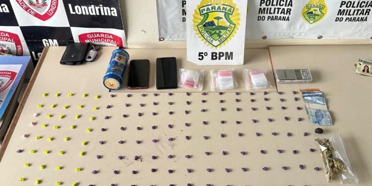 PM vai atender ocorrência de perturbação do sossego e prende casal por tráfico de drogas