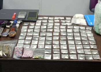 Após ameaçar namorada com faca e agredi-la, indivíduo é preso e PM descobre comercialização de drogas no centro de Curitiba