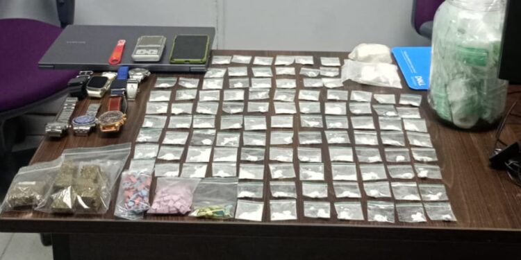 Após ameaçar namorada com faca e agredi-la, indivíduo é preso e PM descobre comercialização de drogas no centro de Curitiba