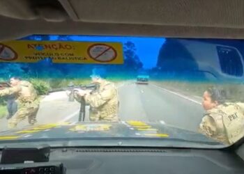 Perseguição policial de cinema na região metropolitana de Curitiba resulta em apreensão de 400 quilos de maconha e dois presos, veja o vídeo