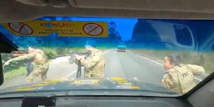 Perseguição policial de cinema na região metropolitana de Curitiba resulta em apreensão de 400 quilos de maconha e dois presos, veja o vídeo